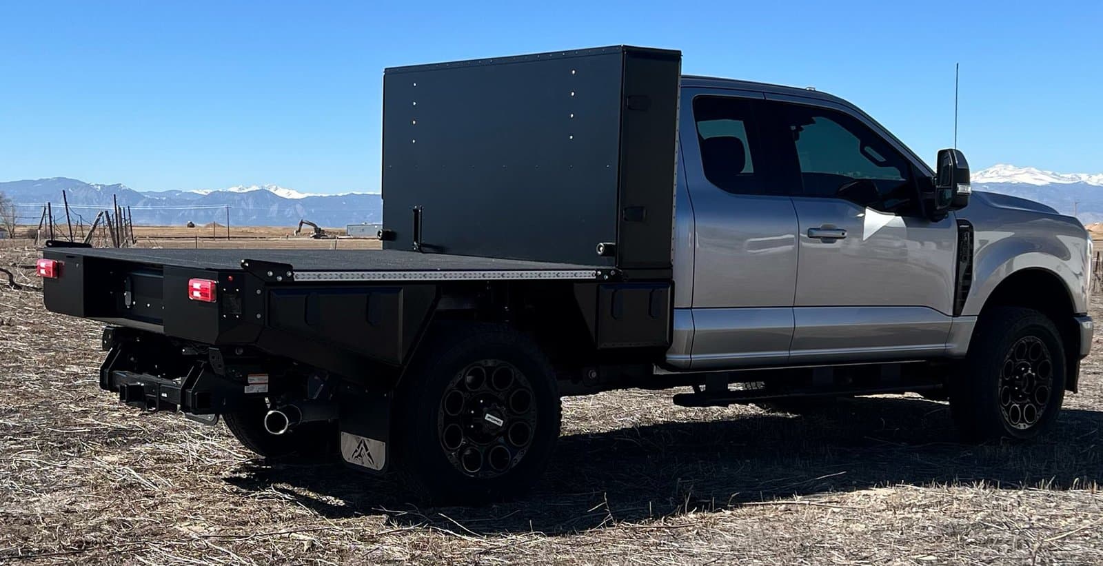 Aluma Tray 6.75’ aluminum flatbed on a 3/4-ton truck